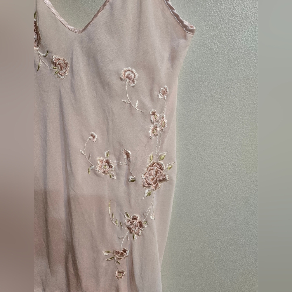 Calyfornia Dynasty Blush Floral Embroidered Chemise Sz M 100% Polyester - Picture 4 of 9